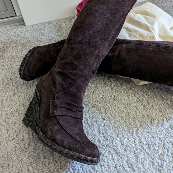 Bruno Magli brown suede wedge boots perfect for narrow calf! - Picture 2 of 6